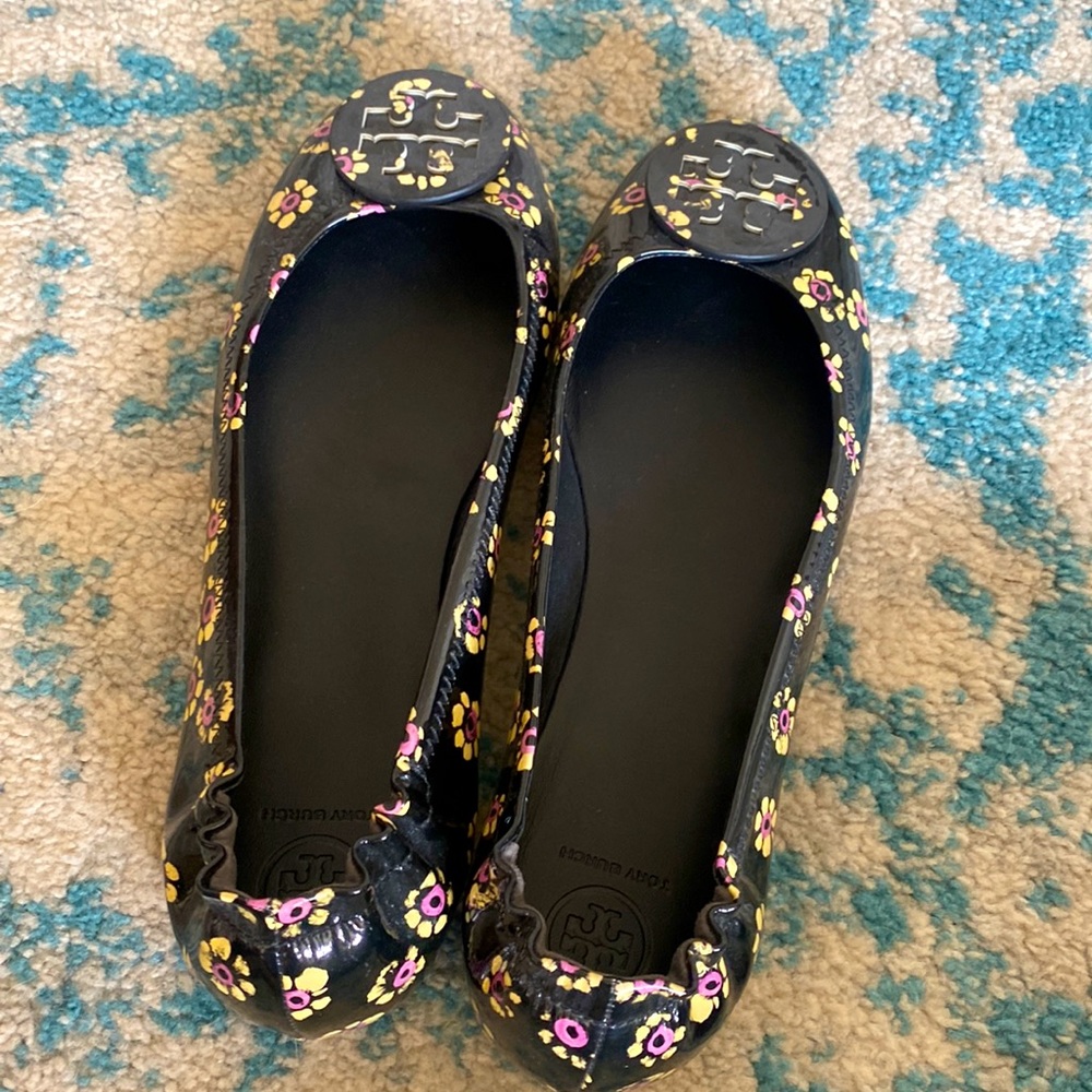 Tory Burch ballet flats. Black Patent leather with a Daisy print 9 1/2